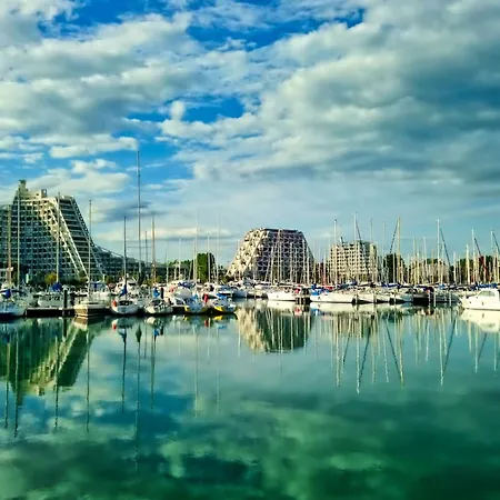 Climatisé Avec Terrasse, Piscine Et Parking Dans Le Beau Quartier Du Ponant * La Grande-Motte