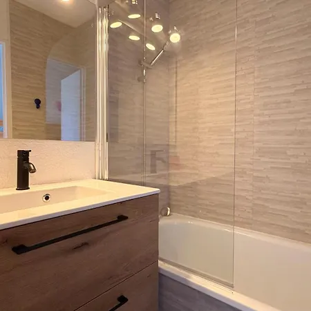 Apartman Climatise Avec Terrasse, Piscine Et Parking Dans Le Beau Quartier Du Ponant